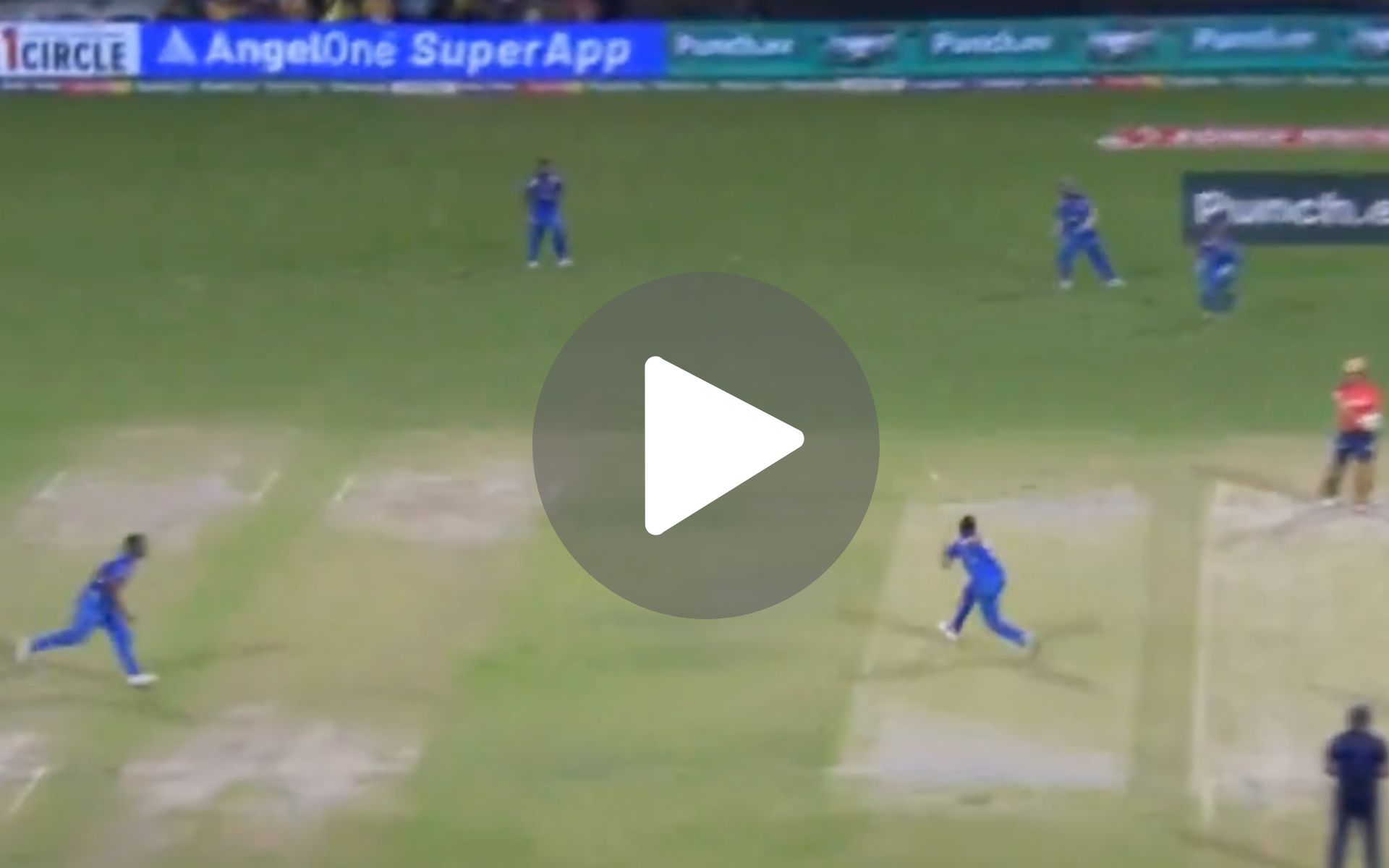 [Watch] Caught & Bowled! Coetzee Flies In Thin Air As He Snaps Livingstone's Wings On Arrival 